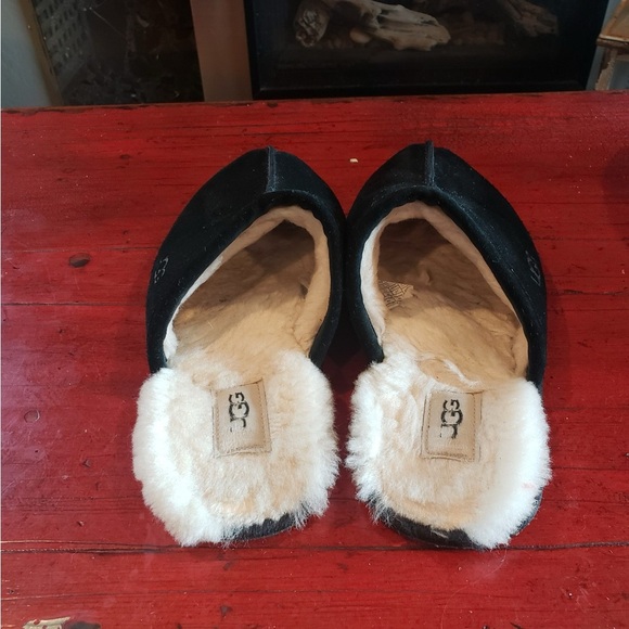Cozy Black Suede Slippers Size 9 - Picture 2 of 4